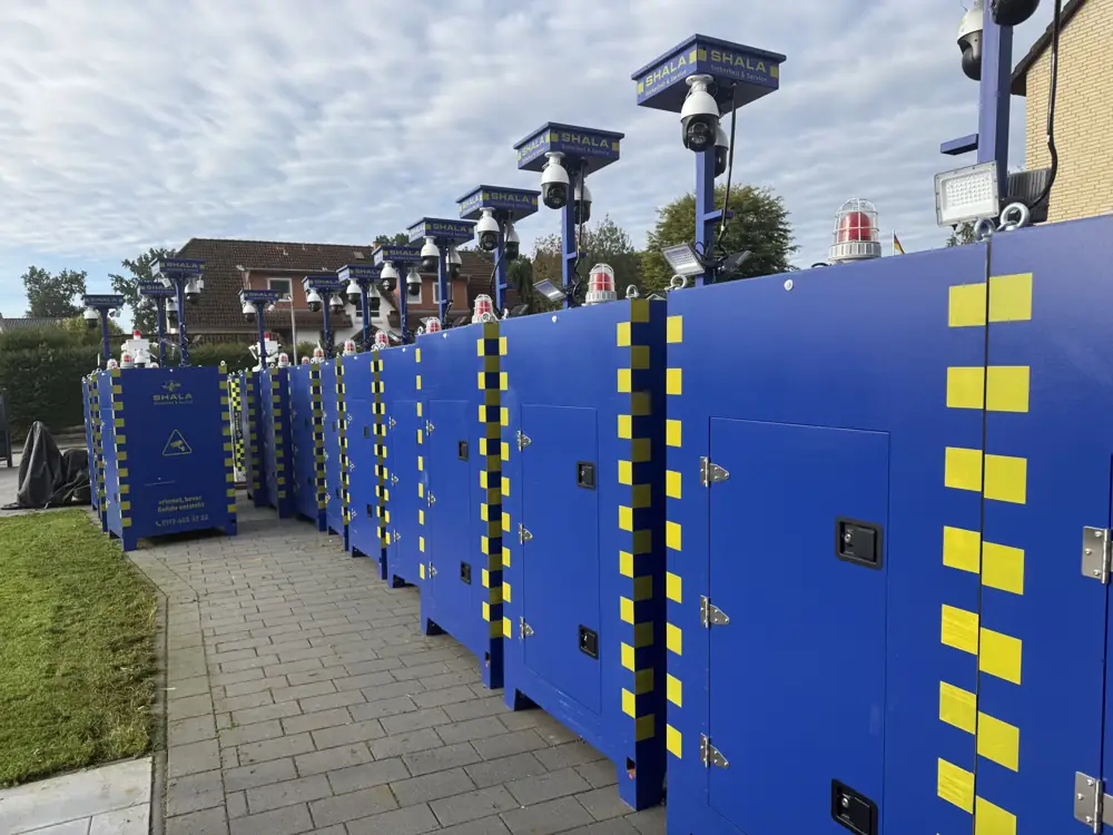 Reihe einsatzbereiter SENTRIX Videotürme auf unserem Hof